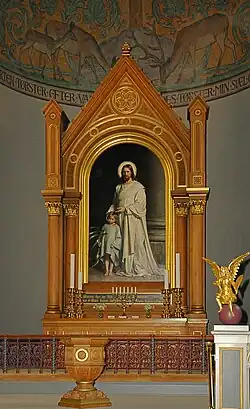 Altarretabel aus poliertem Eichenholz mit Vergoldung an den Basen, Kapitellen und Zierleisten. Das Altarbild Jesus mit Kind malte Carl Bloch 1873