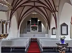 Innenraum mit Blick zur Orgel