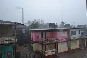 Niquero bei Regen, im Hintergrund die Zuckerfabrik
