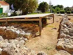 Treppe vor den Räumen&nbsp;26 bis&nbsp;30 mit Behältern für verderbliche Waren