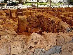 Raum 17, Fundort dreibeiniger „Altäre“, vor Raum&nbsp;12