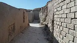 Straße im Grabungshügel