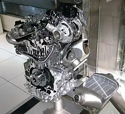 Schnitt durch einen seit April 2006 im Espace eingesetzten 2.0&nbsp;dCi-Motor, Typ M9R mit Dieselruß-Partikelfilter. Fertigung auch für Nissan im südlich von Rouen gelegenen Renault-Nissan-Gemeinschaftswerk Cléon