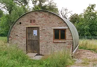 Nissenhütte, Stirnseite