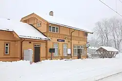 Foto eines Bahnhofsgebäudes im Schnee