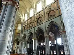 Zonen der Stiftskirche: große Arkaden, Triforium ohne Zugang und hohe Fenster.