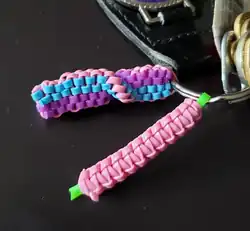 Zwei Scoubidou-Arbeiten