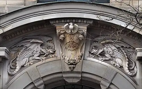 Drachenreliefs und Medaillon der See-Berufsgenossenschaft