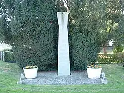 Ehrenmal (1966) – Nörvenich-Frauwüllesheim (Stele besteht aus fünf Elementen)