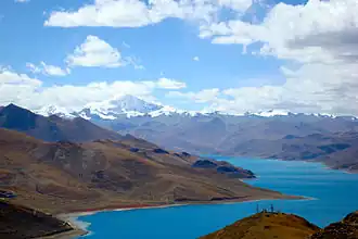 Blick vom Kamba La auf den Yamdrok Yumtso und den Noijinkangsang