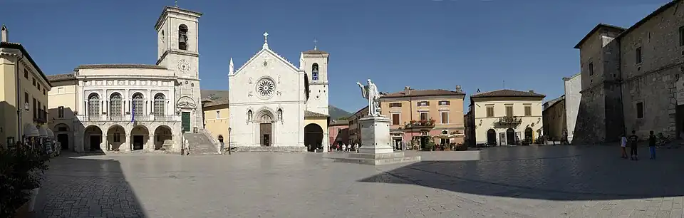 Piazza San Benedetto (Platz des Hl.&nbsp;Benedikt) (links neben der Basilika das Rathaus)