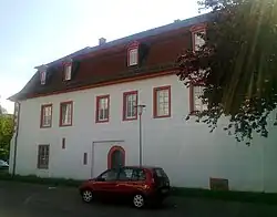 Die Ostseite des Nordflügels des Schlosses. Der untere Teil war früher ein Teil der Stadtmauer (bis zum Absatz).