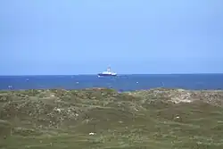 Die Nordic auf Reede vom Norderneyer Leuchtturm aus gesehen