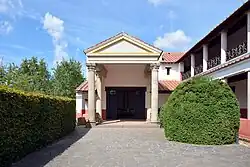 Der Innenhof mit Portikus