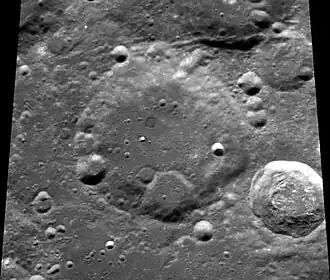 Clementine-Aufnahme, unten rechts der Nebenkrater H