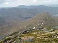 Blick vom Gipfel über den Druim Buidhe, den Nordgrat des Sgùrr nan Coireachan, im Hintergrund Loch Quoich