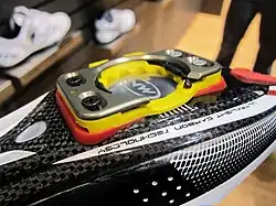 Speedplay-Cleat (oben) auf Adapterplatte (rot)