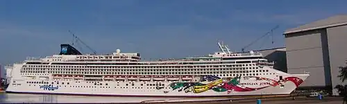 Die Norwegian Jewel vor den über 70&nbsp;m hohen Hallen der Meyer-Werft am 20.&nbsp;Juni 2005
