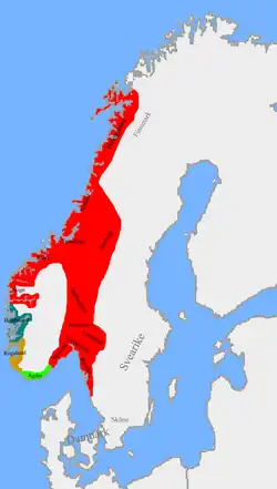 Eine Landkarte der skandinavischen Halbinsel; rot markiert ein langgestreckter Bereich von Hålogaland im Norden über Trøndelag und Jämtland bis Vestfold, Värmland und Ranerike im Süden; entlang der norwegischen Küste drei weitere kleinere Herrschaftsgebiete in verschiedenen Farben dargestellt