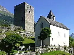 Kirche Nossa Donna und Bergfried der Burg Castelmur