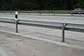 Herausnehmbare Leitplanken und betonierter Mittelstreifen