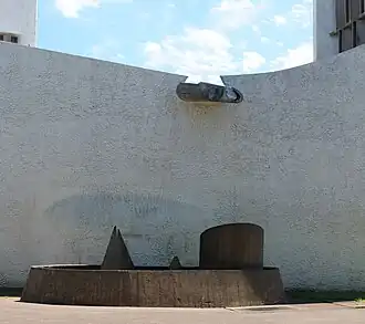 Wasserspeier und Brunnenskulptur