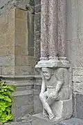 Tragefigur unter einer Säule (Nordportal von Notre-Dame-du-Réal, Embrun)