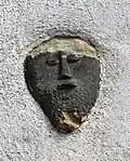 Steinernes Maskaron am Kirchturm (vielleicht zum Abschrecken böser Geister)