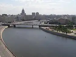 die Nowoarbatski-Brücke mit dem Sicht an Smolenskaja-Uferstraße und Hochgebäude des Außenministeriums.