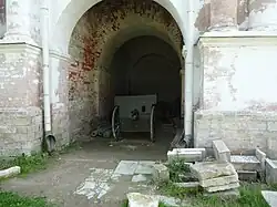 Ein 76&nbsp;mm „Sturmabwehr“-Geschütz M1910 im Novodevichy Convent in Moskau/Russland.
