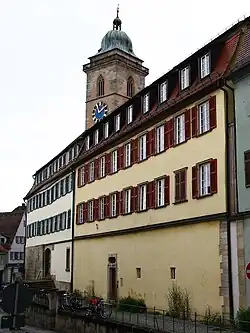 Lateinschule (links) und Stadtschreiberei, dahinter St. Laurentius