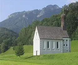 Kreuzkirche in Windshausen mit Heuberg