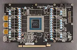 Das Foto zeigt die Leiterplatte der Grafikkarte ohne Kühler und Gehäuse. Man sieht Grafikspeicher, GPU, Shunt-Widerstände, Spannungswandler und mehr