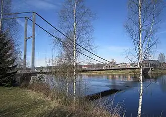 Foto einer Hängebrücke, die über einen Fluss führt