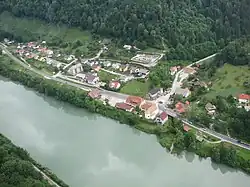 Die Straße nach Kapla zweigt im Zentrum des Ortes ab