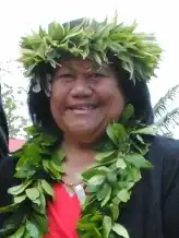 O’Love Jacobsen. Porträt einer polynesischen Frau mit Blätrerkanz im Haar und Blätterkette. 2013.