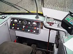 Führerstand A des O-Wagens 111 der Straßen­bahn Frankfurt am Main (DUEWAG 1969), typisch für Straßen­bahn­trieb­wagen ist das mit­geführte Weichen­stelleisen