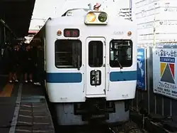 Zug des Typs 5000 mit der Zielangabe „Hakone Yumoto/Enoshima“