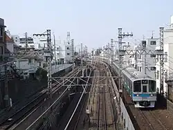 Viergleisiger Viadukt bei Yoyogi-Uehara