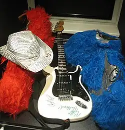 Der Hut von Fritz Puppel, die Fellstiefel von Knorkator und eine von Gisbert Piatkowski und Bernd Römer signierte Gitarre