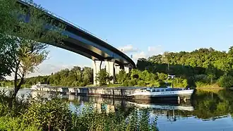 Auf dem Schengener Viadukt überquert die Autobahn die Mosel und damit die Grenze zwischen Deutschland und Luxemburg