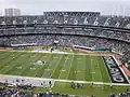 Das McAfee Coliseum bei der Partie der Oakland Raiders gegen die New England Patriots (26:49) am 14. Dezember 2008. Hinter der Gegentribüne im Westen erkennt man die Oracle Arena.