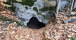 Eine der Höhleneingänge unter dem südlichen Burgteil