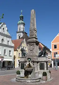 Kriegerdenkmal vor dem Umbau der Oberen Hauptstraße