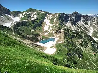Geißfuß (links) und Gaisalphorn (rechts) über dem Oberen Gaisalpsee