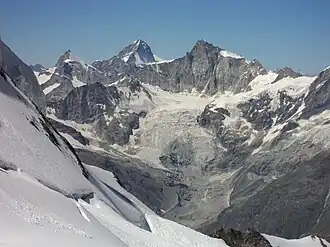 Hohlichtgletscher von Osten in Bildmitte, dahinter Zinalrothorn, links davon Dent Blanche und Obergabelhorn