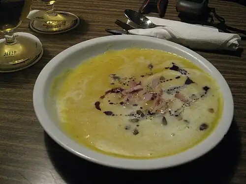 Die Suppe veranschaulicht die Neigung des Gebäudes