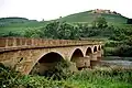 Die Brücke und Weinberge