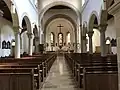 Blick durch das Mittelschiff in den Chor mit spätgotischem Kruzifix