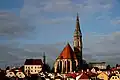 Die Stadtpfarrkirche in ihrem baulichen Umfeld, vom gegenüberliegenden Ennsufer gesehen